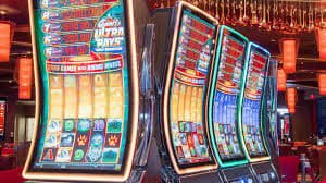 Zumo1688 ကာစီနိုတွင် Baccarat ဇယားပွဲ ကစားနေသည့် မြင်ကွင်း